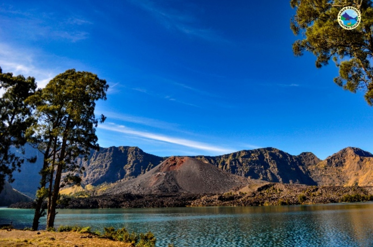 Landskap keindahan Taman Nasional Gunung Rinjani saat pagi hari  Lokasi: Taman Nasional Gunung Rinjani  Foto oleh: Balai Taman Nasional Gunung Rinjani.